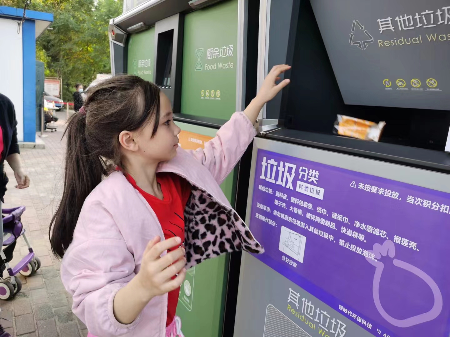 高科技與高顏值并存的智能垃圾分類箱，你身邊有了嗎？