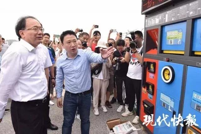 無錫市委書記李小敏一行現(xiàn)場查看智能垃圾箱 無錫市委書記李小敏一行現(xiàn)場查看智能垃圾箱
